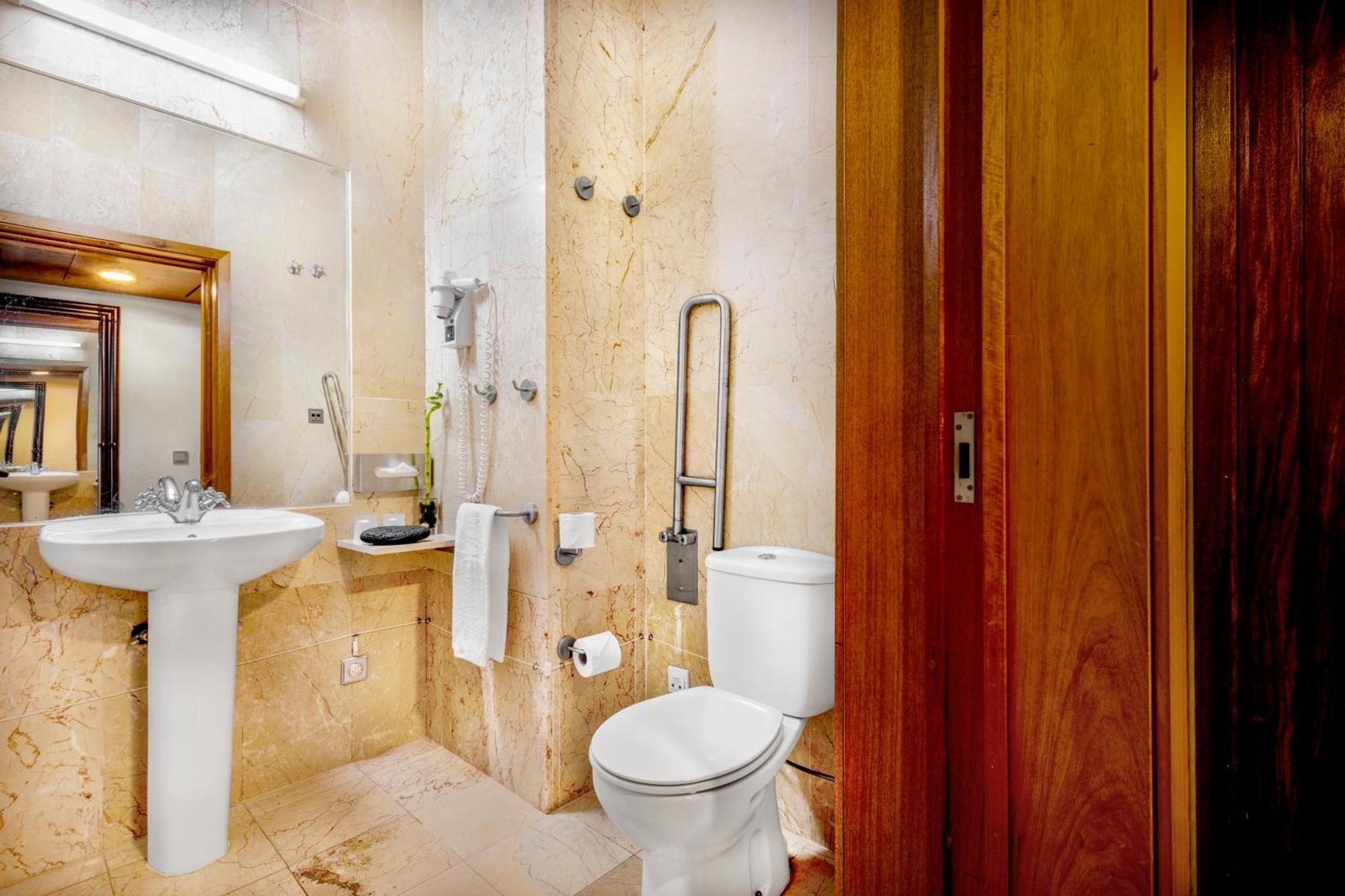 Quarto Superior com Cama de Casal ou 2 de Solteiro